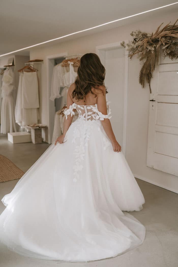 Offshoulder Kleid mit Blätterspitze – Bild 3