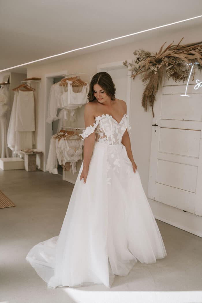 Offshoulder Kleid mit Blätterspitze – Bild 6