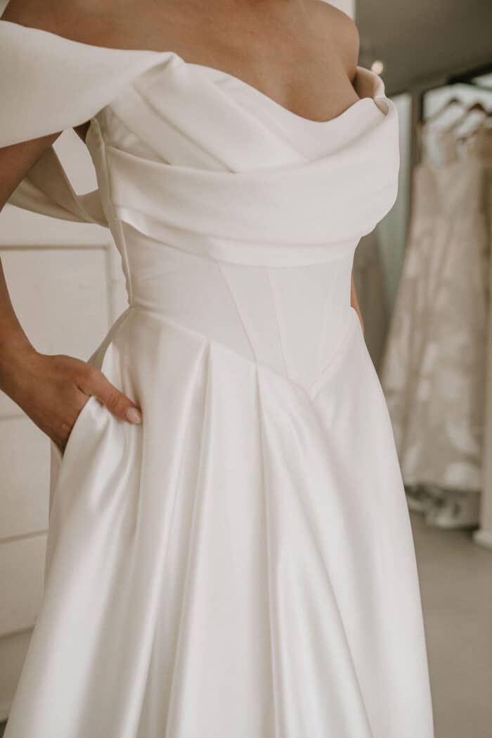 Offshoulder Brautkleid Carmenausschnitt A-Linie