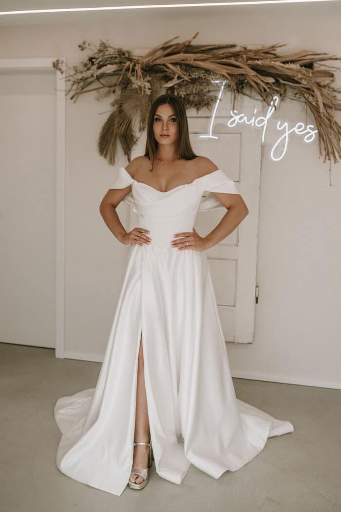 Offshoulder Brautkleid Carmenausschnitt A-Linie