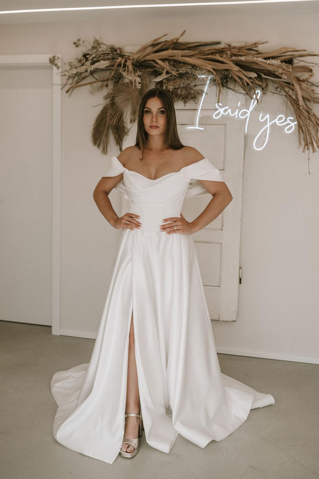 Offshoulder Brautkleid Carmenausschnitt A-Linie