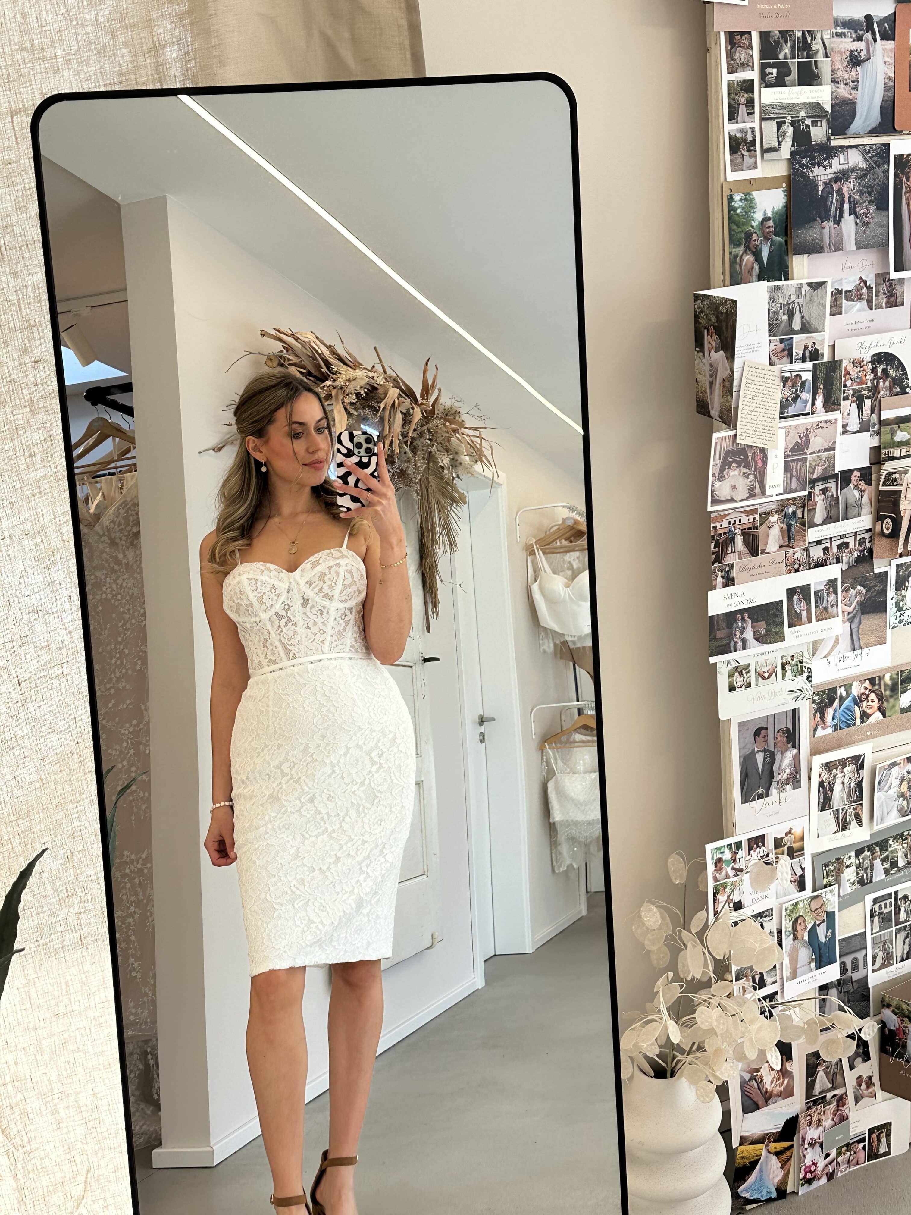 Amy Love - Spitzenetuikleid Foto 27.10.25 12 14 56 rotated